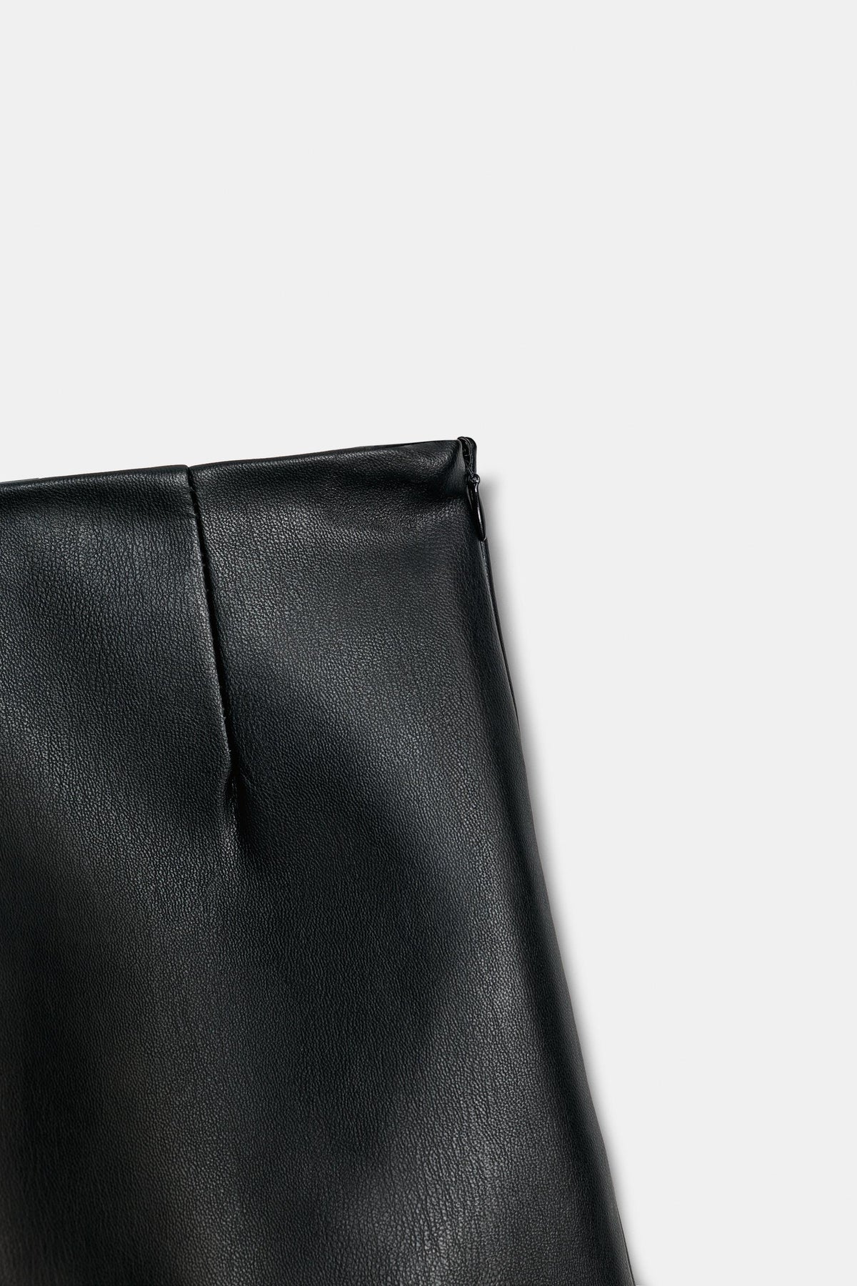 #121315, Noir